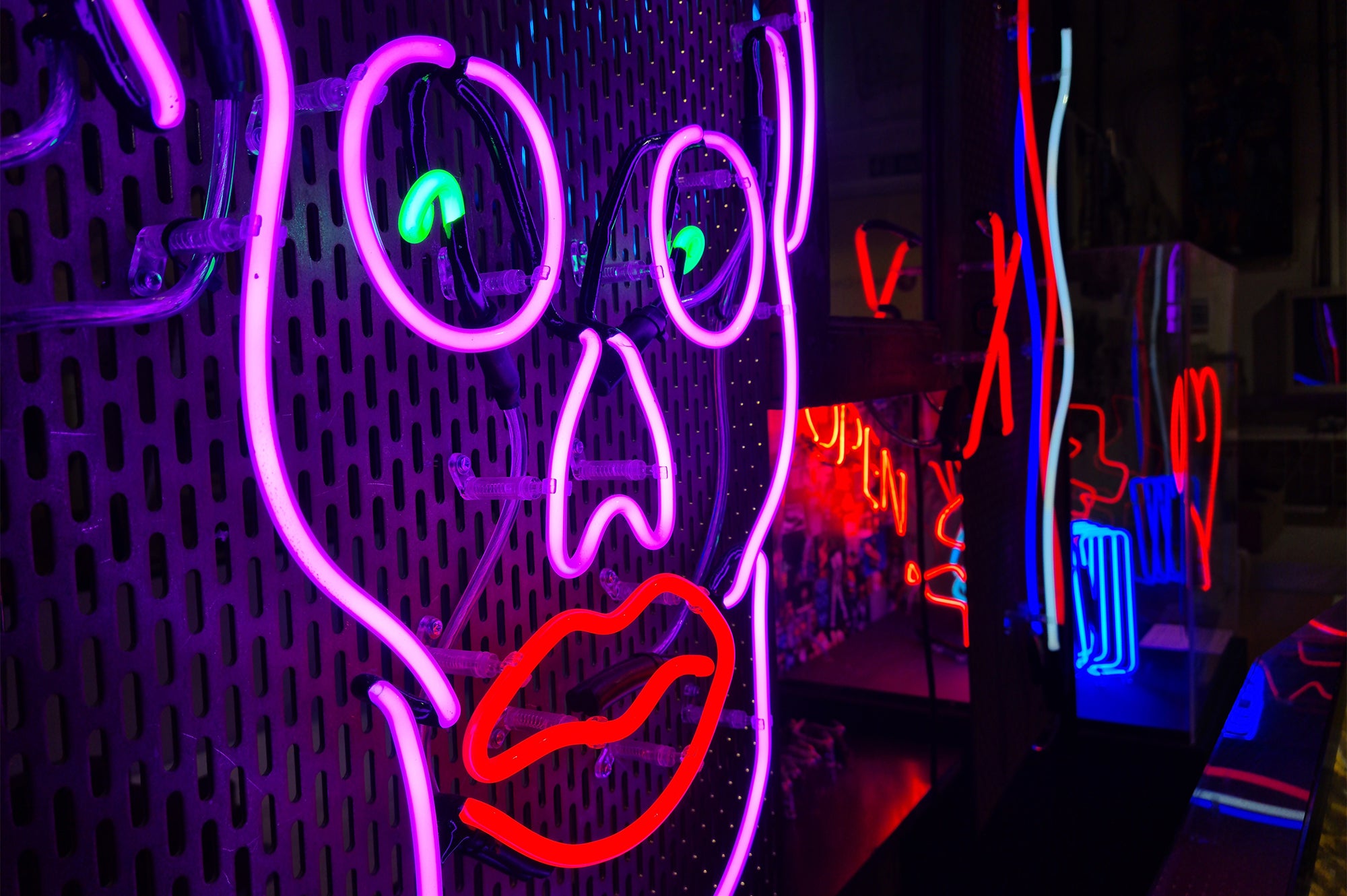 Lippy Skull Neon Sign