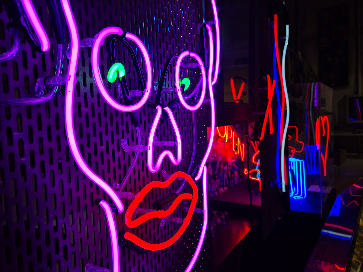 Lippy Skull Neon Sign