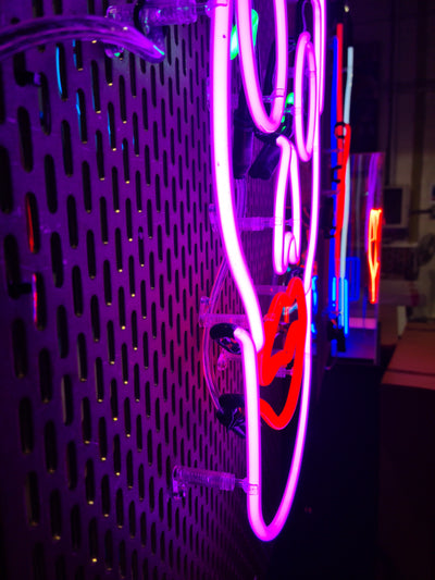Lippy Skull Neon Sign